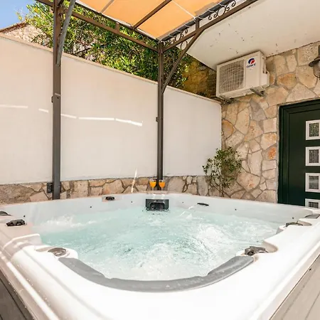 Casa vacanze Nice In With Heated Swimming Pool *