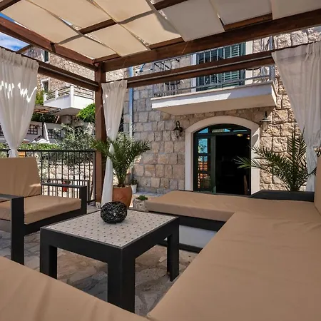 Nice In With Heated Swimming Pool Casa vacanze Makarska