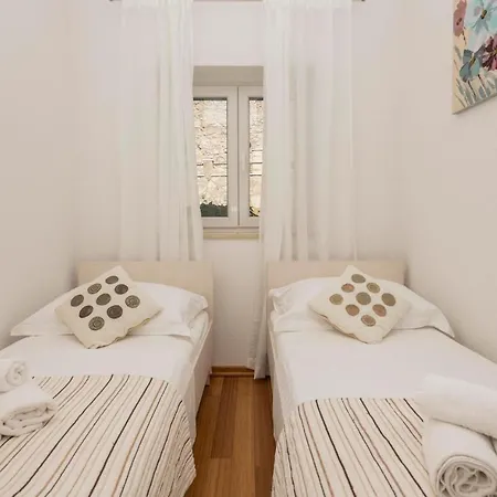 Nice In With Heated Swimming Pool Casa vacanze Makarska