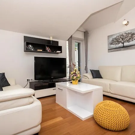 Casa vacanze Nice In With Heated Swimming Pool